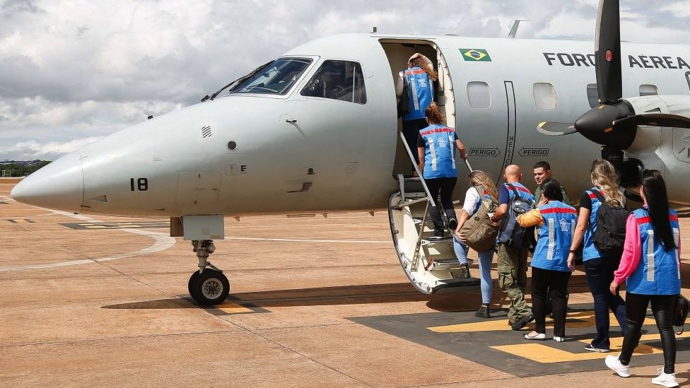Brazilsko pleme Janomami: „Ovo je najgora humanitarna situacija koju sam do sada video“ 6 Medics and nurses from Brazil's Universal Health System (SUS) boarding a plane to Roraima
