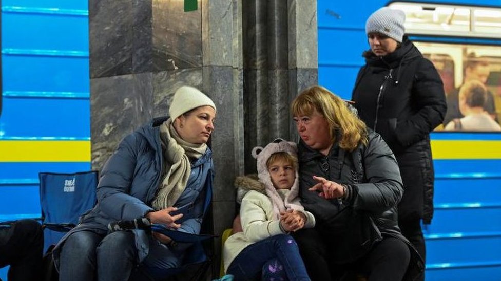 Rusija i Ukrajina: Novi raketni napadi ruske vojske posle odluke Zapada da Kijevu pošalje tenkove 1 People take shelter inside a metro station during massive Russian missile attacks in Kyiv