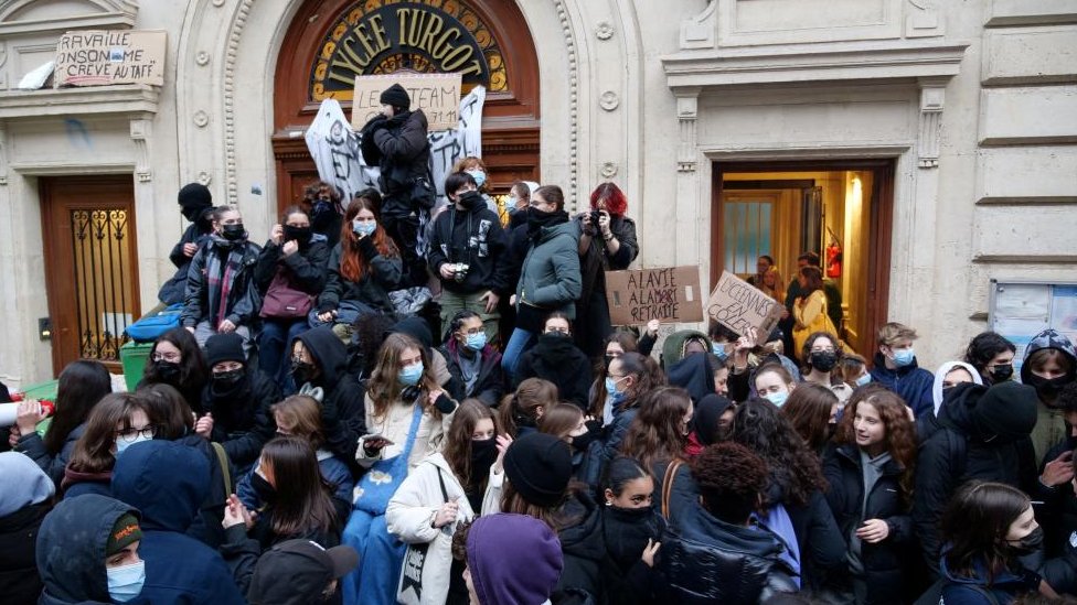 Francuska i protesti: Novi talas demonstracija paralisao zemlju - ne rade škole, saobraćaj u zastoju 2 French high school students block the access to the Lycee Turgot highschool in Paris during a nationwide day of strike and protests against French government's pension reform plan in France, January 31, 2023
