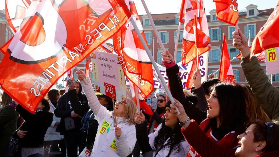 Francuska i protesti: Novi talas demonstracija paralisao zemlju - ne rade škole, saobraćaj u zastoju 1 Women hold French Force Ouvriere (FO) labour union flags during a demonstration against French government's pension reform plan in Nice as part of a day of national strike and protests in France, January 31, 2023.