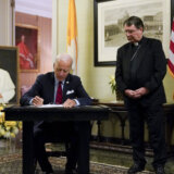 Bajden se u Vašingtonu upisao u knjigu žalosti povodom smrti Benedikta XVI 3