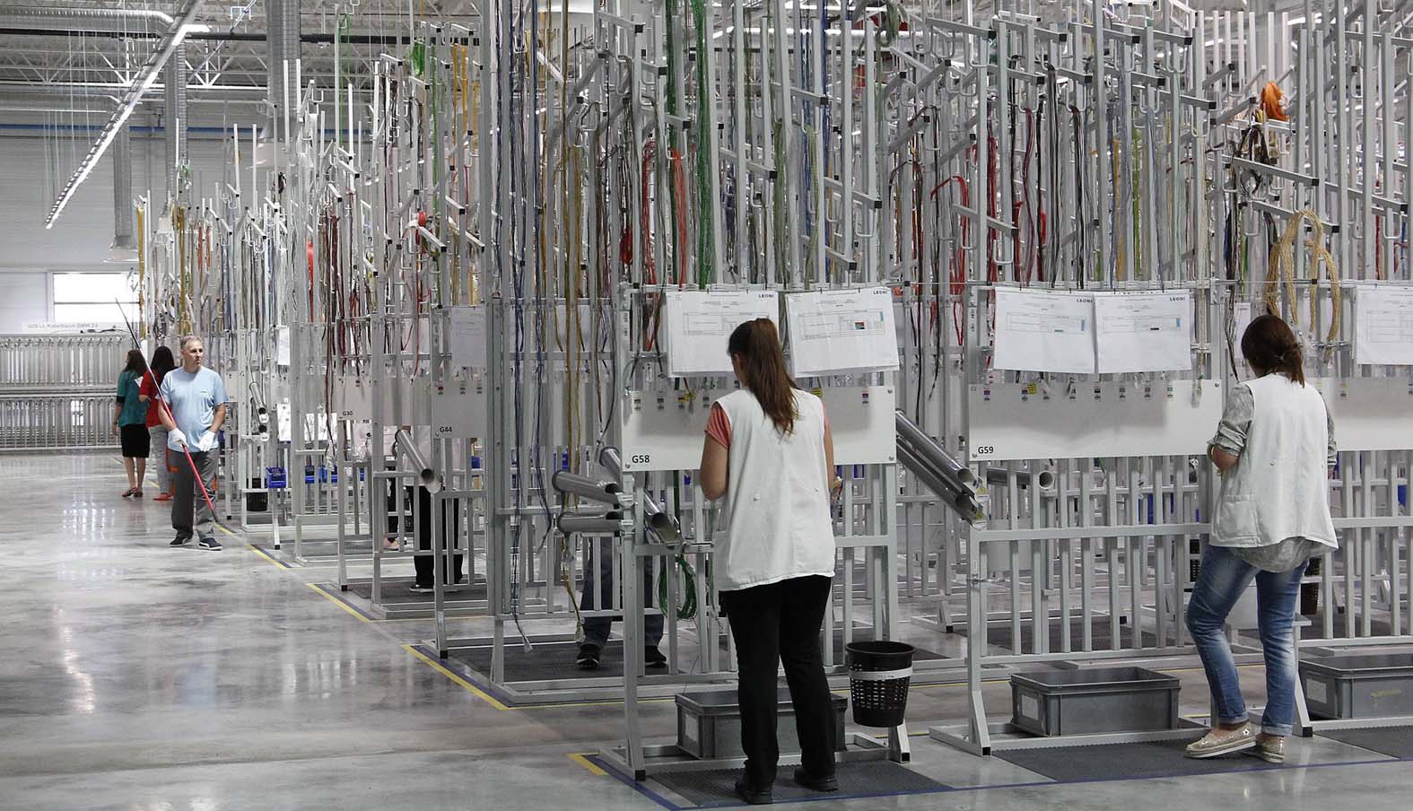 Vučić između Istoka i Zapada: Kako su stranci podelili kolač zvani srpska ekonomija? 2 Vučić između Istoka i Zapada: Kako su stranci podelili kolač zvani srpska ekonomija? 2