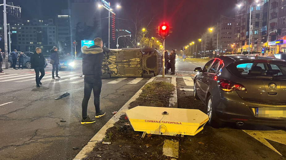 Prevrnulo se vozilo komunalne milicije: „Oko sokolovo“ se sudarilo s dva automobila 1