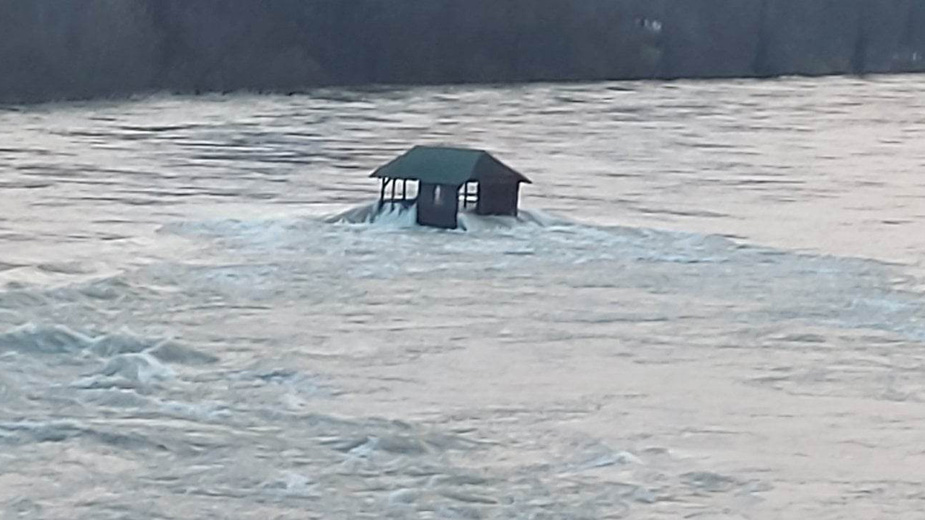 Poplavljena i najpoznatija kućica na Drini 1