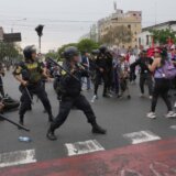Masovni protesti u Limi, grad obavijen dimom i suzavcem 12