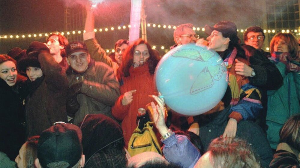 "Beograd se vraća na mape sveta": Balašević je to izgovorio pred pola miliona ljudi na dočeku srpske Nove u Beogradu 1997. i sve je stalo 1