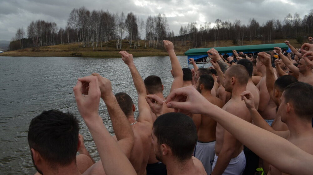 "Bog se uspavao, sačekajte malo": Plivalo se za Časni krst na Vlasini 2 "Bog se uspavao, sačekajte malo": Plivalo se za Časni krst na Vlasini 2