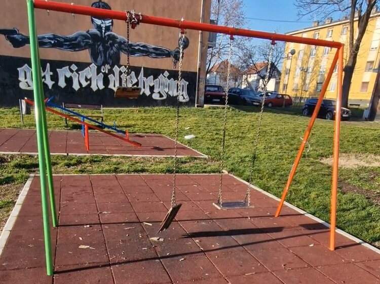 Cele prošle godine vandali uništavali dečja igrališta u Kragujevcu: Koji je plan grada da spreči dalje lomljenje klackalica i drugog mobilijara 1