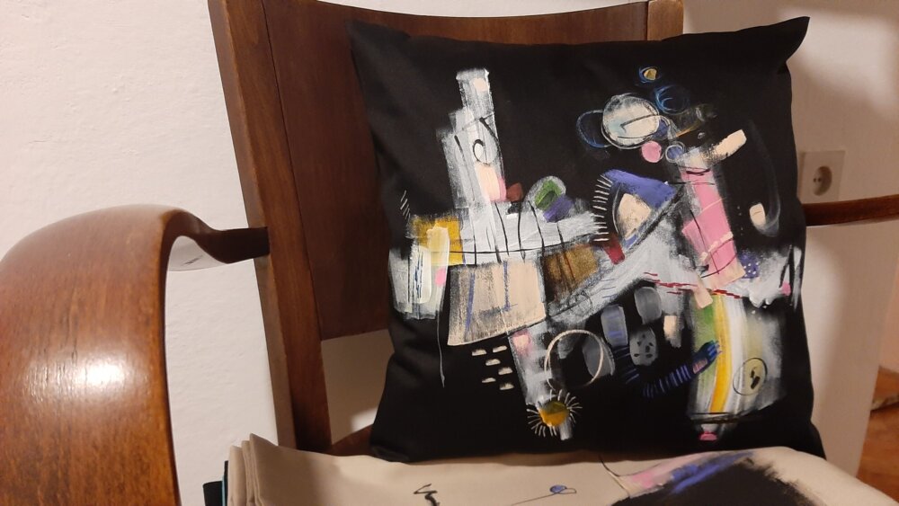 Slikarka iz Zrenjanina oslikava futrole za mobilne telefone, nesesere i torbe 2