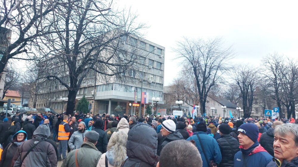 Završen protest u Boru ispred Ziđina, okupljeni poručili: Sada smo blokirali kapiju na 10 minuta, sledeći put blokiraćemo zauvek 1