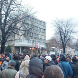 Završen protest u Boru ispred Ziđina, okupljeni poručili: Sada smo blokirali kapiju na 10 minuta, sledeći put blokiraćemo zauvek 18