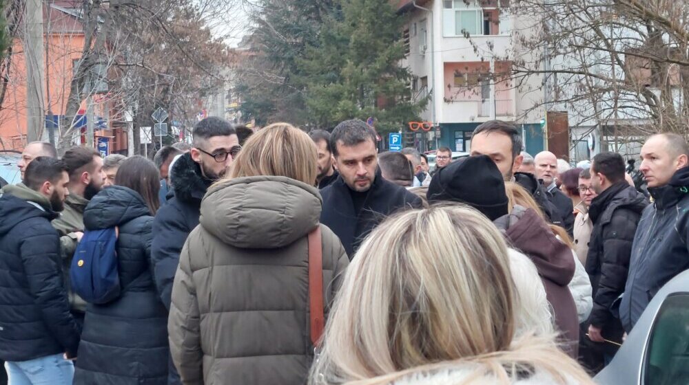 Savo Manojlović na pomenu Oliveru Ivanoviću: "Ako ga Mitrovica zaboravi, ni Mitrovica ni Sever Kosova neće postojati" 1