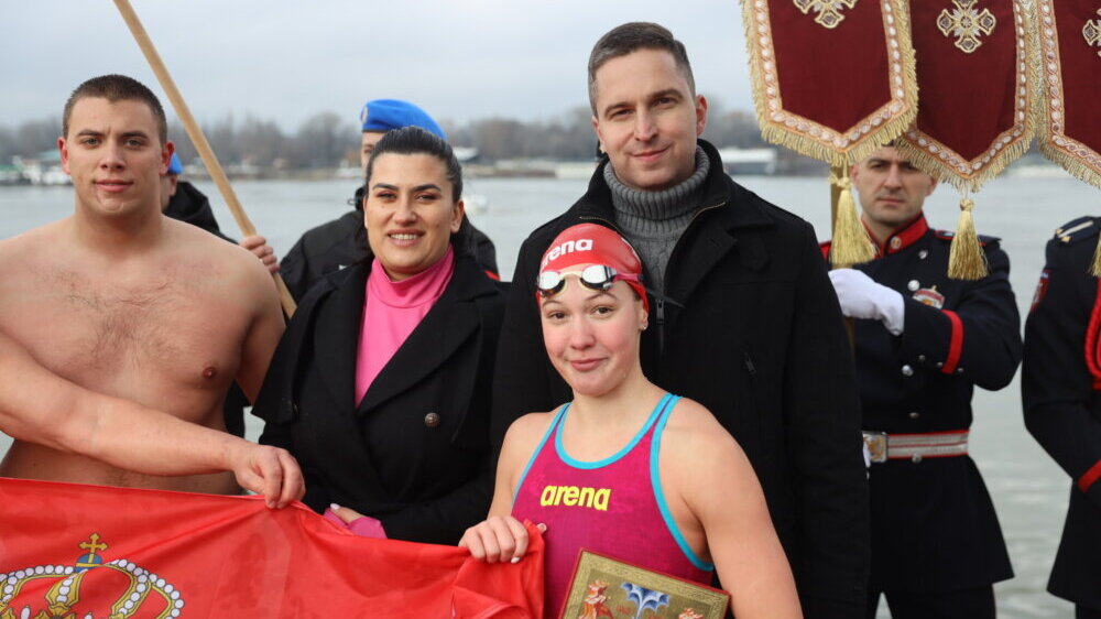 Devojka prva doplivala do krsta: Proslava praznika Bogojavljenja u Sremskoj Kamenici (VIDEO) 2 Devojka prva doplivala do krsta: Proslava praznika Bogojavljenja u Sremskoj Kamenici (VIDEO) 2