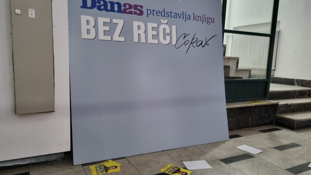 Leci sa fotografijom Zelenskog i natpisom "NATO terorista" ubačeni i u ulaz redakcije Danasa 2