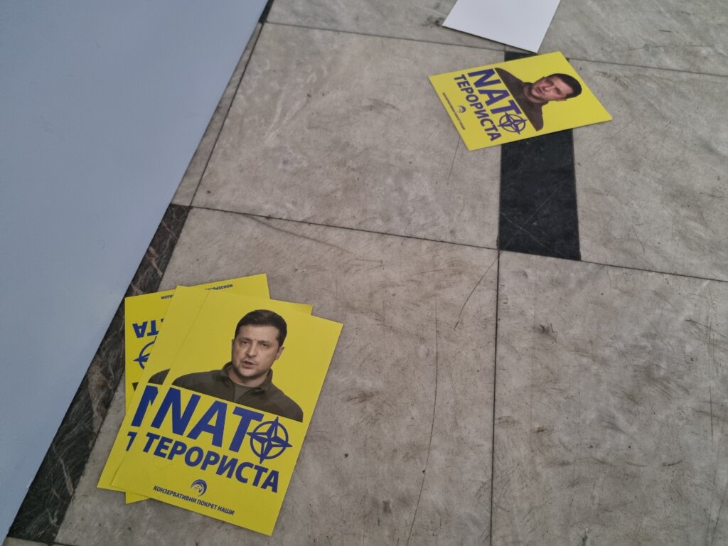 Leci sa fotografijom Zelenskog i natpisom "NATO terorista" ubačeni i u ulaz redakcije Danasa 3