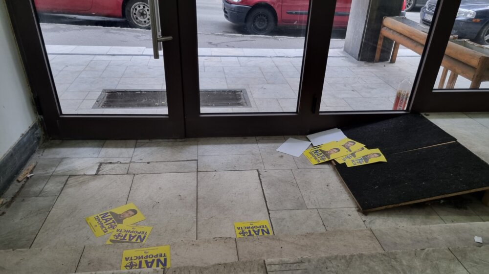 Leci sa fotografijom Zelenskog i natpisom "NATO terorista" ubačeni i u ulaz redakcije Danasa 1