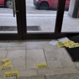 Leci sa fotografijom Zelenskog i natpisom "NATO terorista" ubačeni i u ulaz redakcije Danasa 8