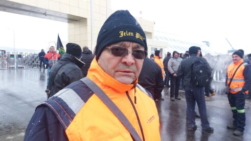 "Ostaćemo ovde osam sati. Tražimo novi kolektivni ugovor": Protest radnika Ziđina u Boru 4
