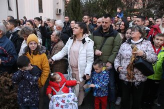 2C6A7205_2822_b (FOTO) Paljenje badnjaka ispred Hrama Svetog Save 2