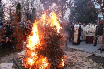 2C6A7209_5622_b (FOTO) Paljenje badnjaka ispred Hrama Svetog Save 5
