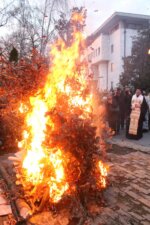 2C6A7212_3310_b (FOTO) Paljenje badnjaka ispred Hrama Svetog Save 6