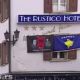 Zastava Kosova i transparent sa mapom velike Albanije prekoputa Vučićevog hotela u Davosu 8