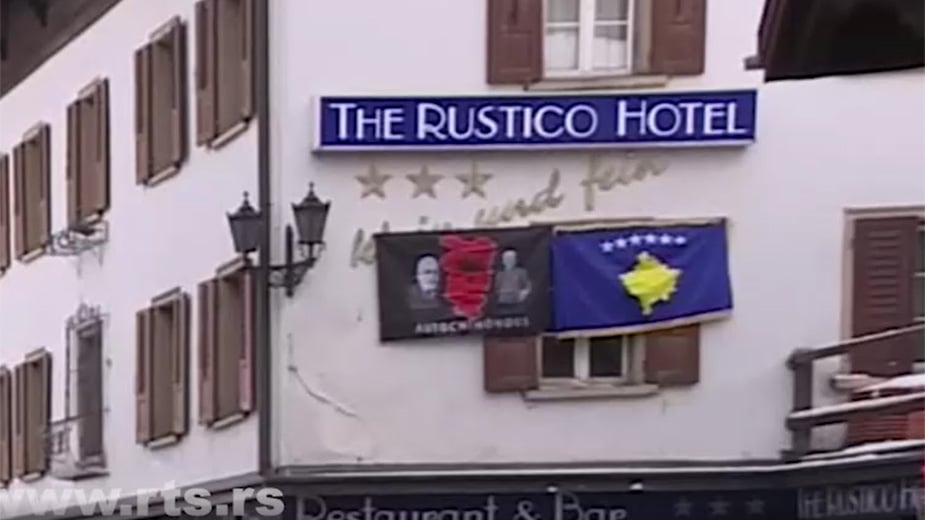 Zastava Kosova i transparent sa mapom velike Albanije prekoputa Vučićevog hotela u Davosu 1