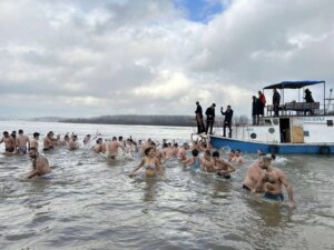 Najmlađi učesnik bogojavljenskog plivanja u Šapcu star nepune tri godine 2 Najmlađi učesnik bogojavljenskog plivanja u Šapcu star nepune tri godine 2