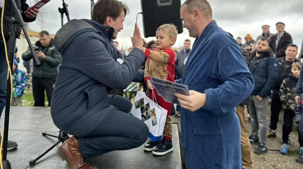 Najmlađi učesnik bogojavljenskog plivanja u Šapcu star nepune tri godine 1