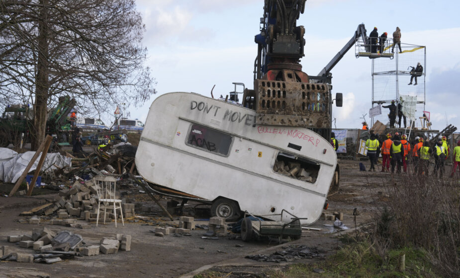 Nemačka policija rasterala eko-aktiviste iz praznog sela koje će rušiti radi širenja rudnika uglja 1