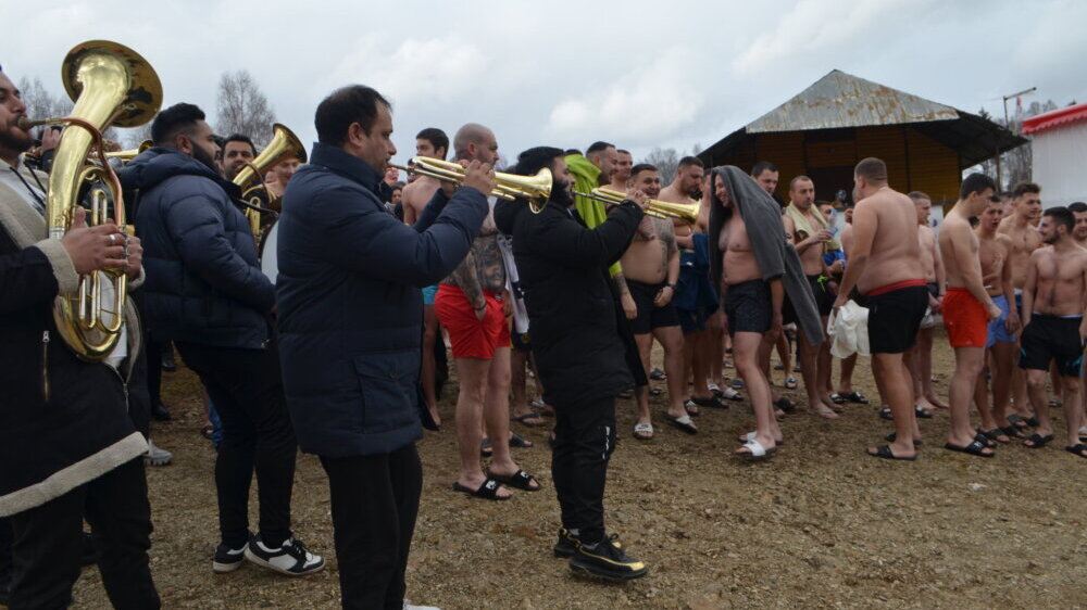 "Bog se uspavao, sačekajte malo": Plivalo se za Časni krst na Vlasini 4 "Bog se uspavao, sačekajte malo": Plivalo se za Časni krst na Vlasini 4