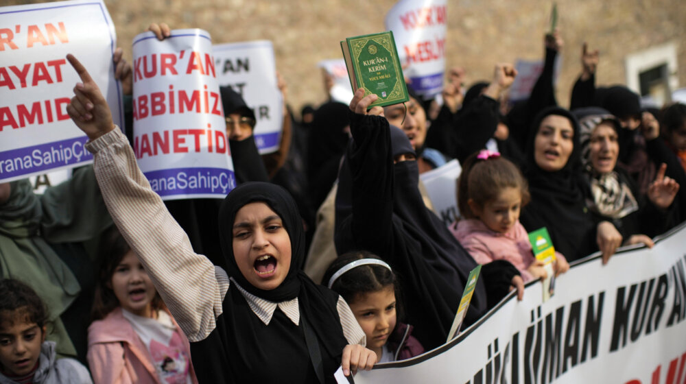 Turski muslimani protestuju zbog spaljivanja Kurana u Švedskoj 1