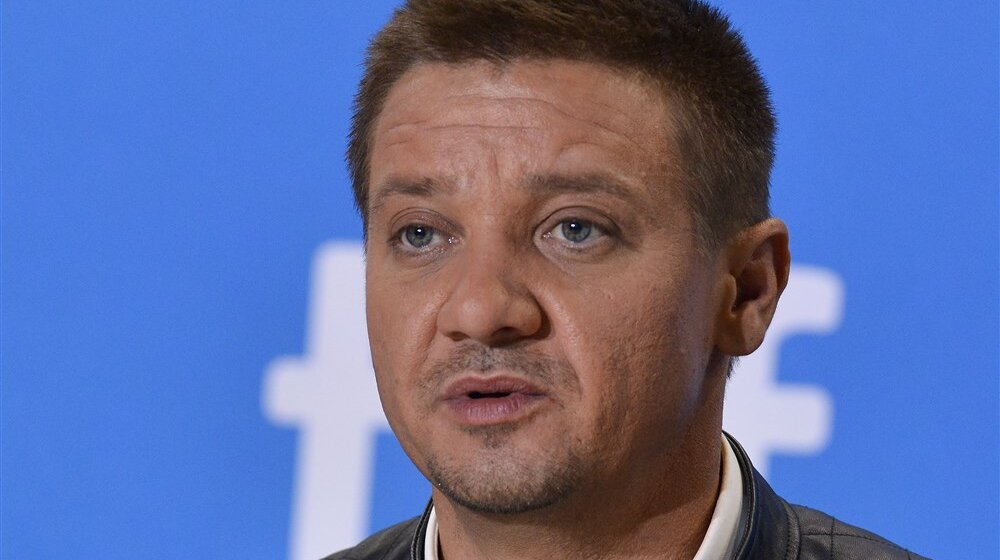Glumac Džeremi Rener se oglasio iz bolnice: Šaljem vam ljubav 1