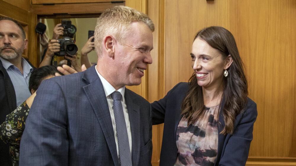Šaljivi "Čipi" štreberskog držanja: Ko je Kris Hipkins, novi premijer Novog Zelanda 3 kris hipkins i džasinda ardern