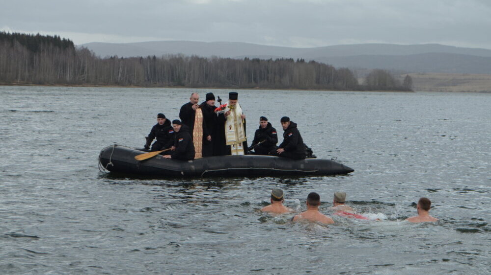 "Bog se uspavao, sačekajte malo": Plivalo se za Časni krst na Vlasini 5 "Bog se uspavao, sačekajte malo": Plivalo se za Časni krst na Vlasini 5