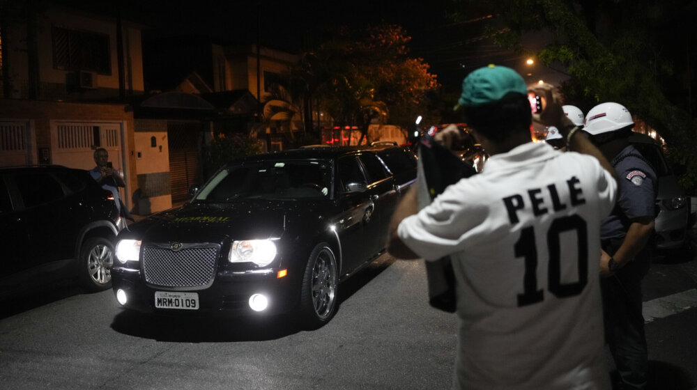 Kovčeg sa telom Pelea prebačen na stadion Santosa 1