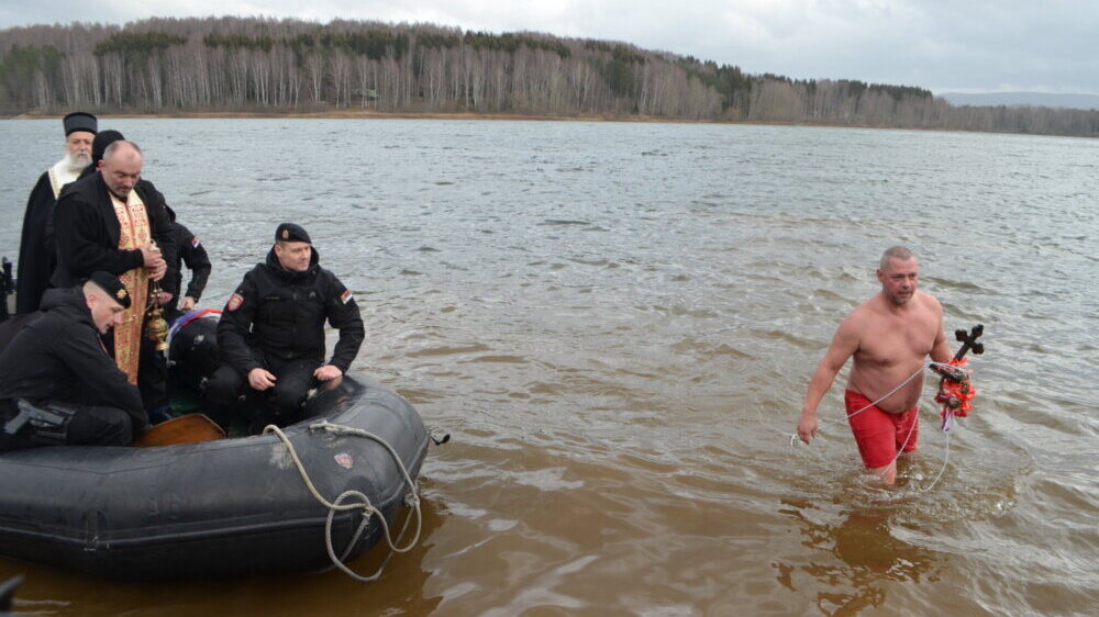 "Bog se uspavao, sačekajte malo": Plivalo se za Časni krst na Vlasini 7 "Bog se uspavao, sačekajte malo": Plivalo se za Časni krst na Vlasini 7