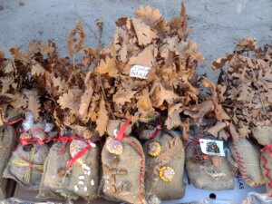 Koliko koštaju badnjaci u Srbiji: Na istoku Srbije ljudi ih i dalje seku, dok se na jugu kupuju po visokim cenama 3 Koliko koštaju badnjaci u Srbiji: Na istoku Srbije ljudi ih i dalje seku, dok se na jugu kupuju po visokim cenama 3