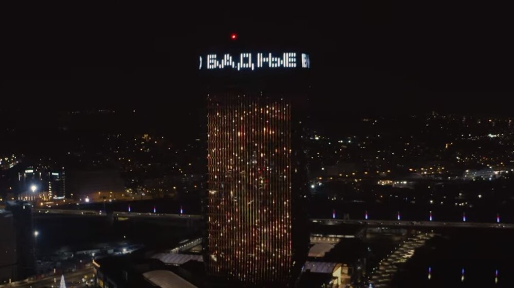 Božićna čestitka osvanula i na Kuli Beograd (VIDEO) 1