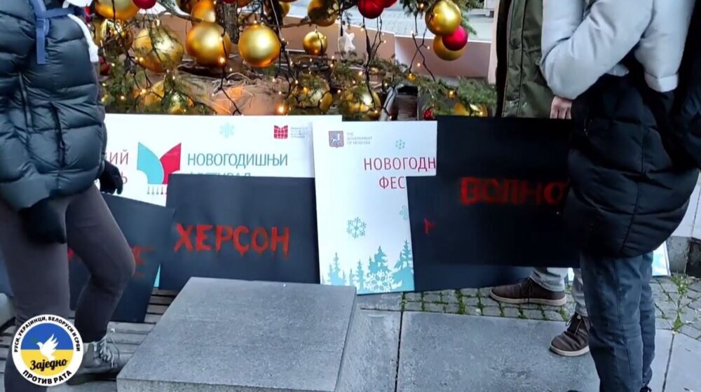 Osobe u crnim jaknama pocepale banere protiv rata u Ukrajini, koje su postavili aktivisti na Trgu Republike 1