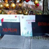 Osobe u crnim jaknama pocepale banere protiv rata u Ukrajini, koje su postavili aktivisti na Trgu Republike 8