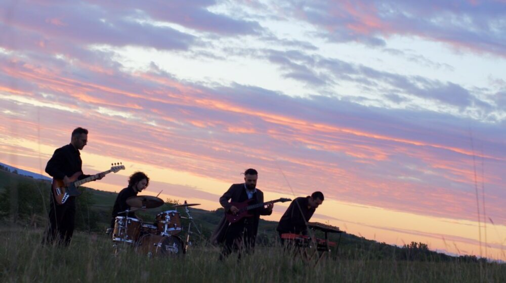 Rasplesani bunt koji hipnotiše i provocira: Bas i Stega predstavlja "Osećaj" 1