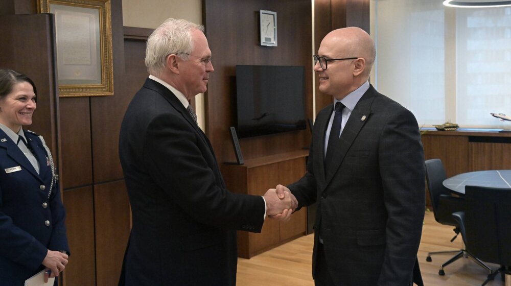 Premijer Vučević razgovarao sa ambasadorima SAD i Francuske u Beogradu 10