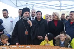 Božić, česnica Ogomna česnica sa 33 zlatnika podeljena vernicima ispred Hrama Svetog Save (FOTO) 8