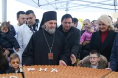 Božić, česnica Ogomna česnica sa 33 zlatnika podeljena vernicima ispred Hrama Svetog Save (FOTO) 7