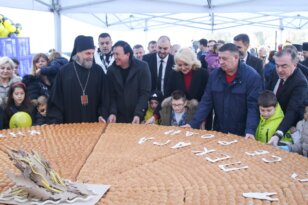 Božić, česnica Ogomna česnica sa 33 zlatnika podeljena vernicima ispred Hrama Svetog Save (FOTO) 6