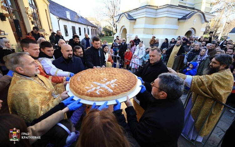 U kragujevačkom Hramu Svete trojice služena liturgija, nakon čega je tradicionalno lomljena česnica 1