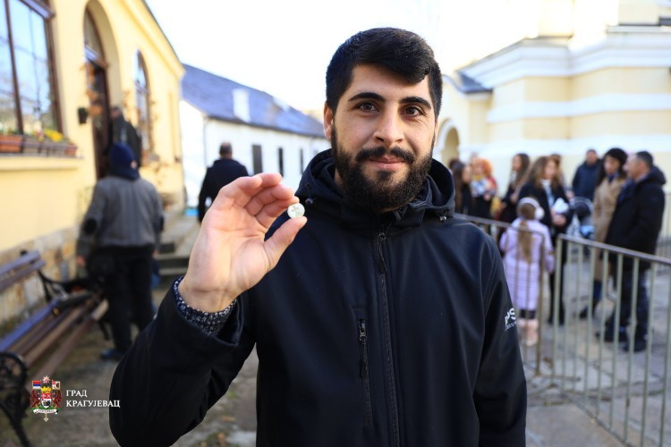 U kragujevačkom Hramu Svete trojice služena liturgija, nakon čega je tradicionalno lomljena česnica 2 U kragujevačkom Hramu Svete trojice služena liturgija, nakon čega je tradicionalno lomljena česnica 2