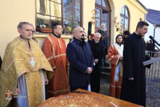 Cesnica Kragujevac Bozic 2023 - 03 U kragujevačkom Hramu Svete trojice služena liturgija, nakon čega je tradicionalno lomljena česnica 3