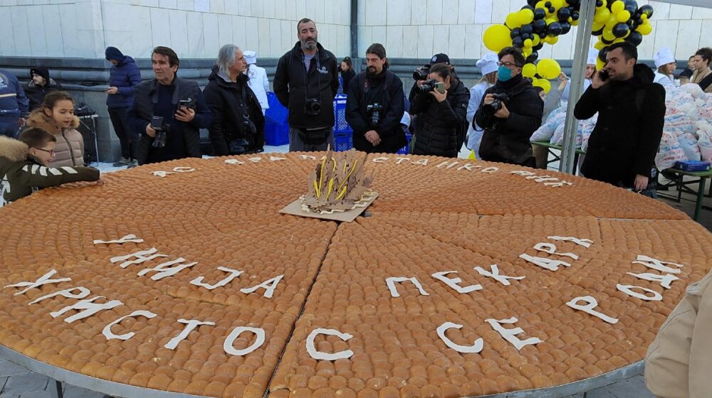 Ogomna česnica sa 33 zlatnika podeljena vernicima ispred Hrama Svetog Save (FOTO) 1